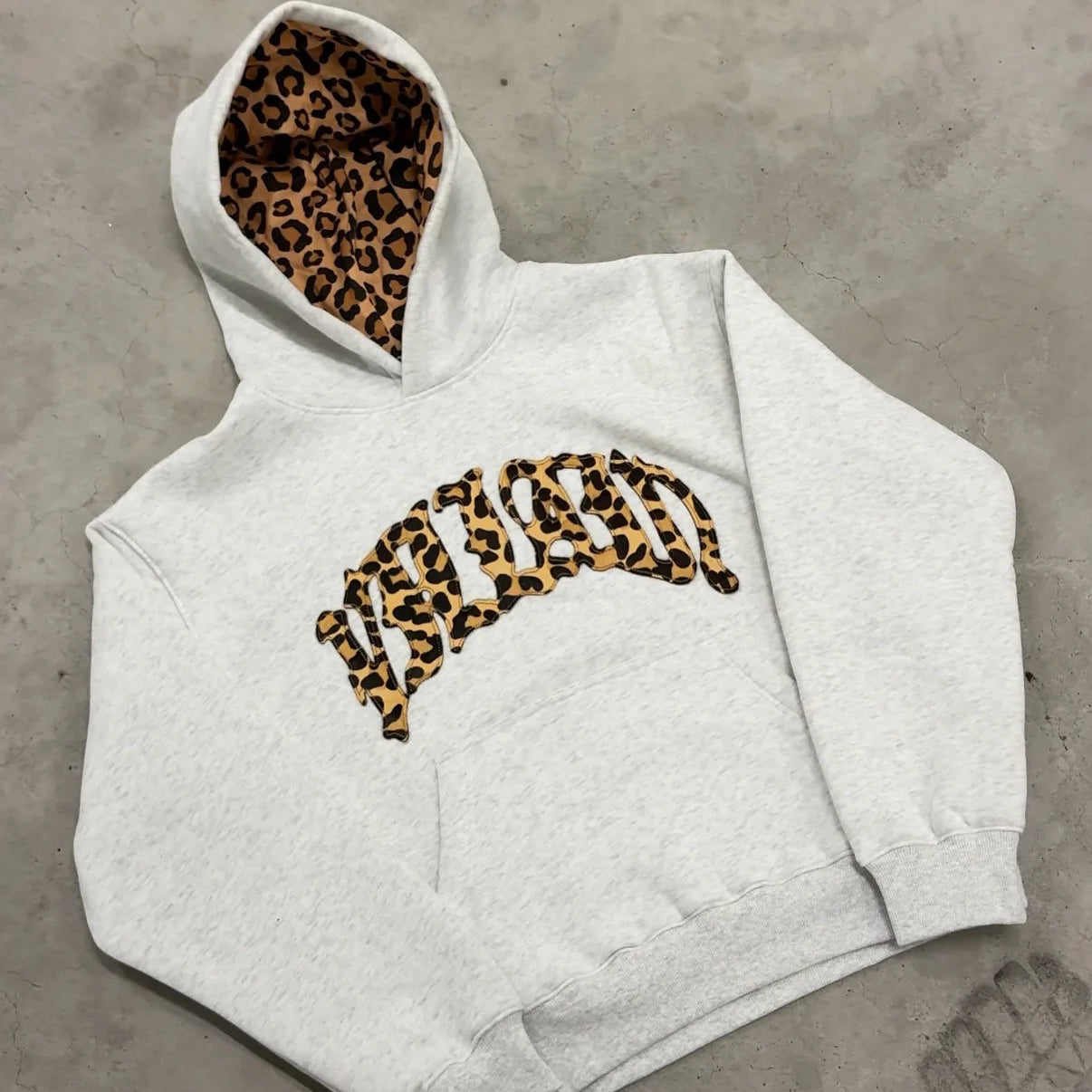 Kapuzenpullover mit gesticktem Leopardenmuster